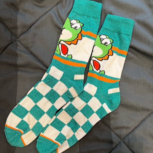 FREE WITH PURCHASE Nintendo Mario and Yoshi crew socks - Picture 7 of 8